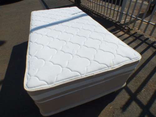 An awesome 3/4 "Restonic orthozone" bed - mattress and base set in very good condition