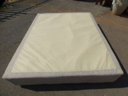 A top-quality queen size "Serta pedic" "Stellar Collection" mattress and base set in good condition