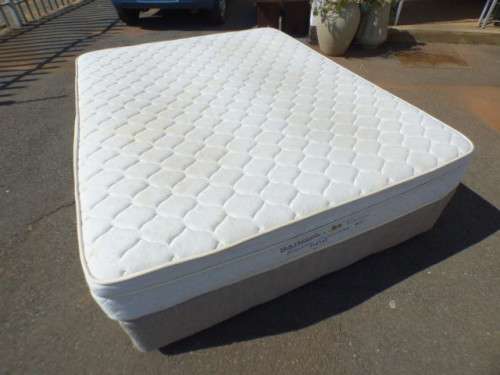 A top-quality queen size "Serta pedic" "Stellar Collection" mattress and base set in good condition