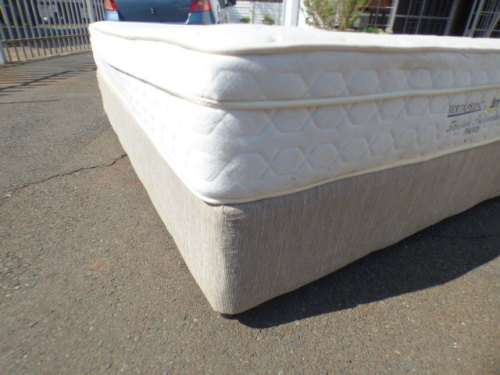 A top-quality queen size "Serta pedic" "Stellar Collection" mattress and base set in good condition