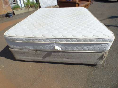 A top-quality queen size "Serta pedic" "Stellar Collection" mattress and base set in good condition