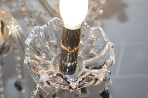 A superb and expensive crystal chandelier with curved glass arms and 6x light fittings = wow!!!