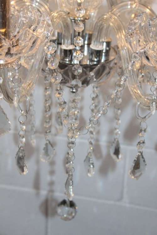 A superb and expensive crystal chandelier with curved glass arms and 6x light fittings = wow!!!