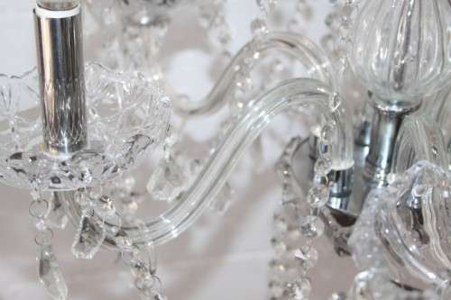 A superb and expensive crystal chandelier with curved glass arms and 6x light fittings = wow!!!