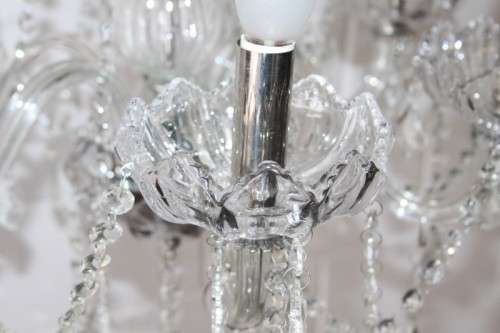 A superb and expensive crystal chandelier with curved glass arms and 6x light fittings = wow!!!
