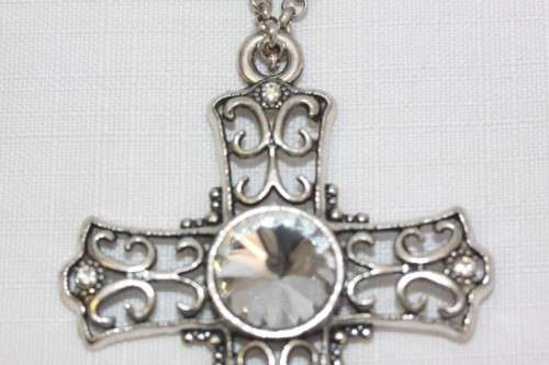 **RS17** An exquisite LARGE ladies "Cross" pendant w/ a huge centre stone & 60cm long chain