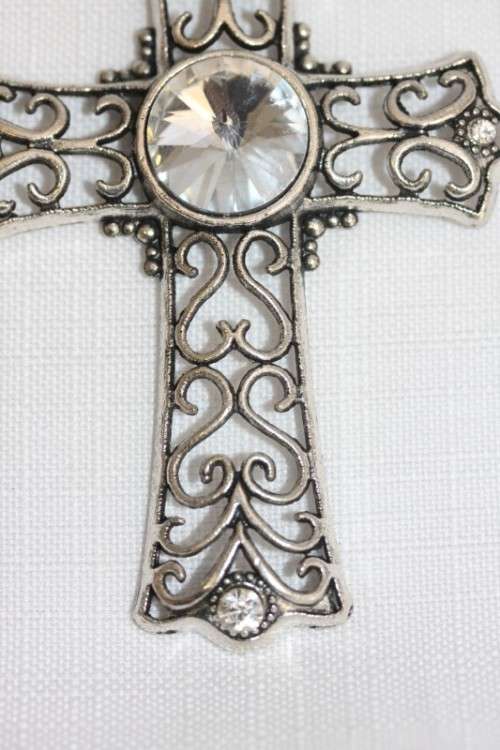 **RS17** An exquisite LARGE ladies "Cross" pendant w/ a huge centre stone & 60cm long chain