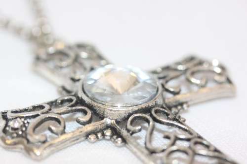 **RS17** An exquisite LARGE ladies "Cross" pendant w/ a huge centre stone & 60cm long chain