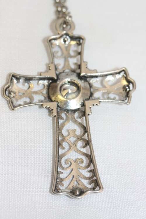 **RS17** An exquisite LARGE ladies "Cross" pendant w/ a huge centre stone & 60cm long chain