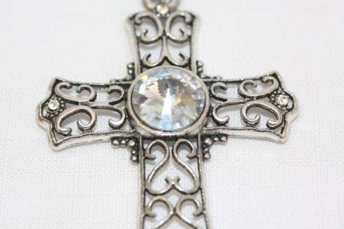 **RS17** An exquisite LARGE ladies "Cross" pendant w/ a huge centre stone & 60cm long chain