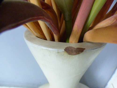 A beautiful HUGE floor standing ceramic vase. Gorgeous on its own or w/ large flower cuttings.