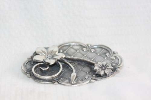Rare original vintage sterling silver Candida ladies brooch w/ exquisitely crafted floral detailing