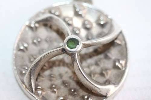 A spectacular large and very unusual sterling silver pendant with a thick silver chain - 72.7g