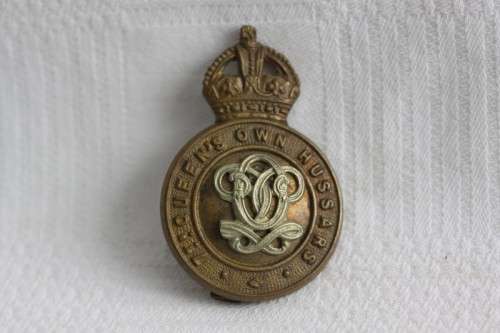 A fantastic British "7th Queen's own Hussars" (Royal Armoured Corps) Light Infantry cap badge