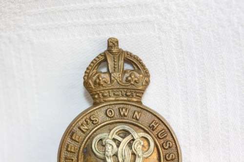 A fantastic British "7th Queen's own Hussars" (Royal Armoured Corps) Light Infantry cap badge