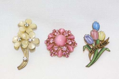 A fantastic collection of three vintage ladies brooches including a Dawu pink Rhinestone brooch