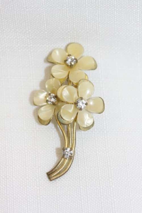 A fantastic collection of three vintage ladies brooches including a Dawu pink Rhinestone brooch