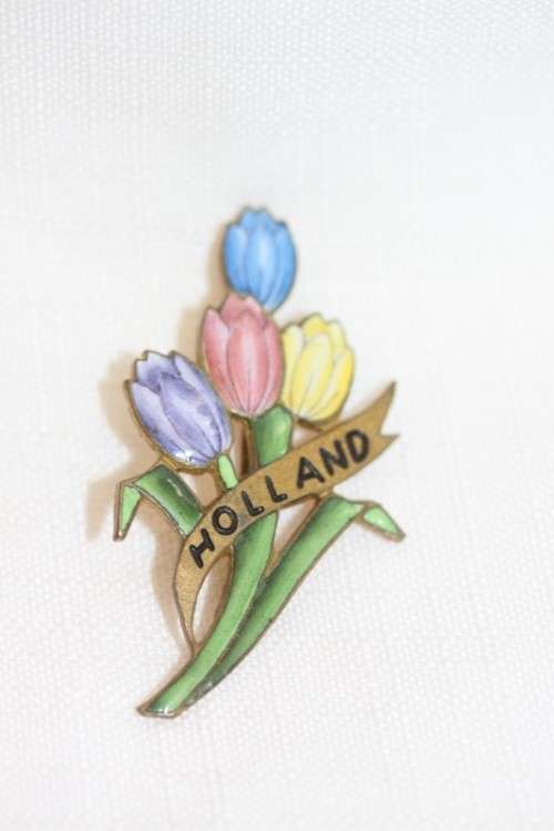 A fantastic collection of three vintage ladies brooches including a Dawu pink Rhinestone brooch