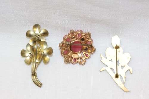 A fantastic collection of three vintage ladies brooches including a Dawu pink Rhinestone brooch
