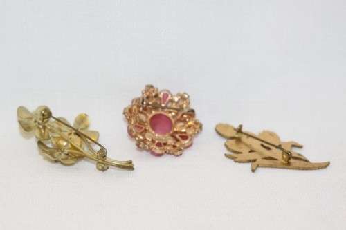 A fantastic collection of three vintage ladies brooches including a Dawu pink Rhinestone brooch