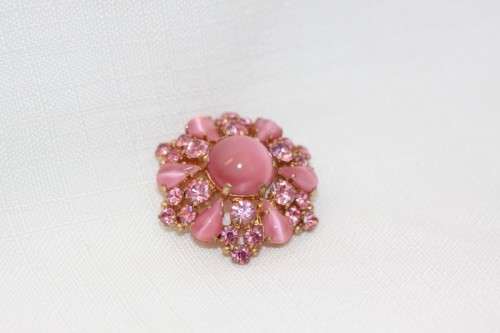A fantastic collection of three vintage ladies brooches including a Dawu pink Rhinestone brooch