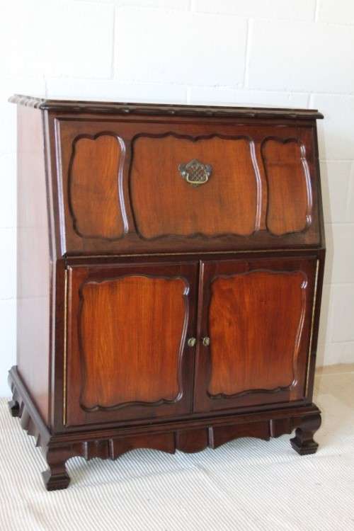 A stunning vintage Imbuia radiogram cabinet converted to a drinks cabinet in good condition
