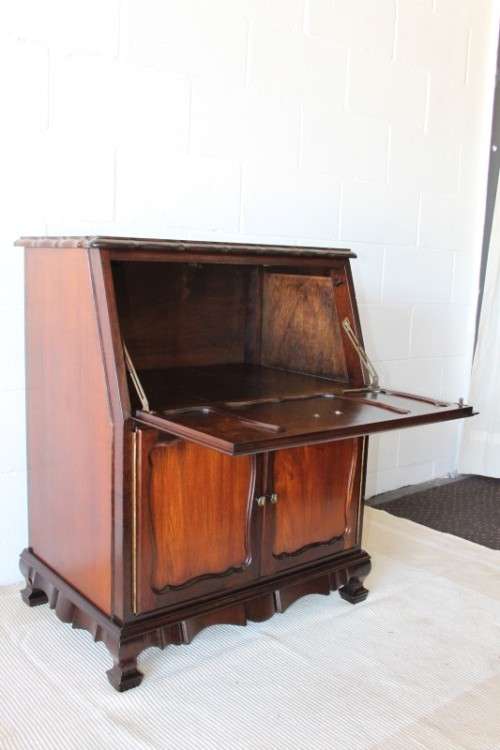 A stunning vintage Imbuia radiogram cabinet converted to a drinks cabinet in good condition
