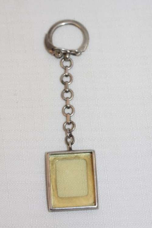 A stunning vintage solid silver photo frame key holder/ chain in fantastic condition