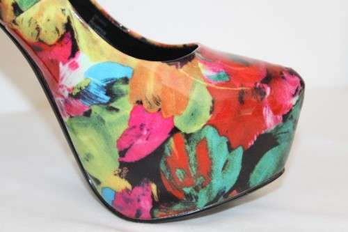 A stylish and funky pair of original Steve Madden "DeJeVu" ladies stiletto platform pumps