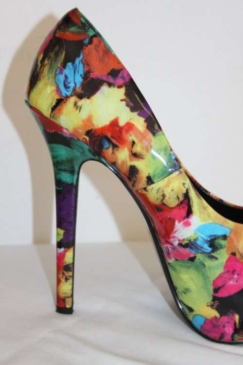 A stylish and funky pair of original Steve Madden "DeJeVu" ladies stiletto platform pumps