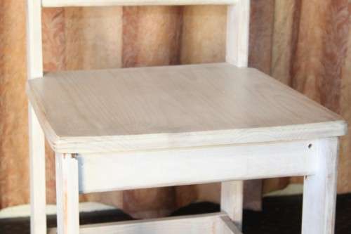 A great looking white painted chair, very trendy shabby chic style - in amazing condition