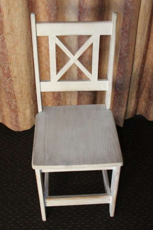 A great looking white painted chair, very trendy shabby chic style - in amazing condition