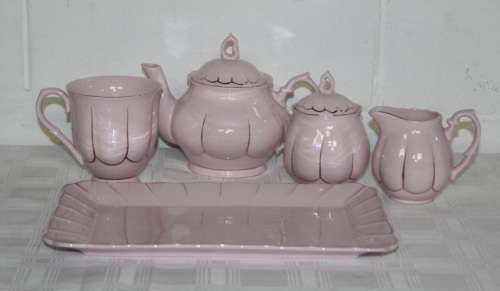 A beautiful Maxwell & Williams "Blush" tea serving set incl. Teapot, mug. milk, sugar & platter