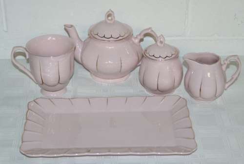 A beautiful Maxwell & Williams "Blush" tea serving set incl. Teapot, mug. milk, sugar & platter