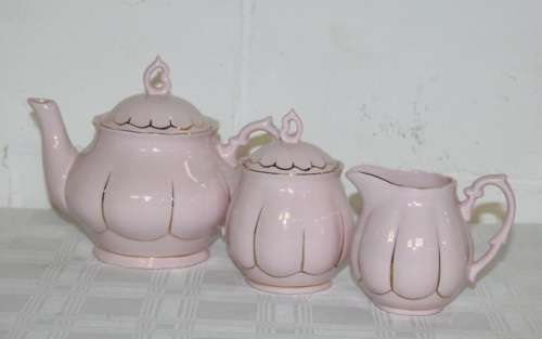 A beautiful Maxwell & Williams "Blush" tea serving set incl. Teapot, mug. milk, sugar & platter