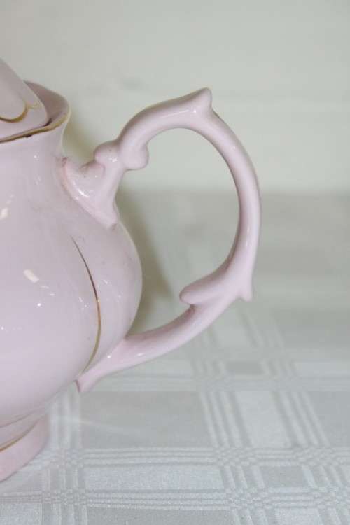A beautiful Maxwell & Williams "Blush" tea serving set incl. Teapot, mug. milk, sugar & platter