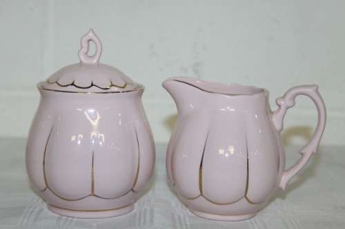 A beautiful Maxwell & Williams "Blush" tea serving set incl. Teapot, mug. milk, sugar & platter