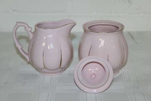 A beautiful Maxwell & Williams "Blush" tea serving set incl. Teapot, mug. milk, sugar & platter