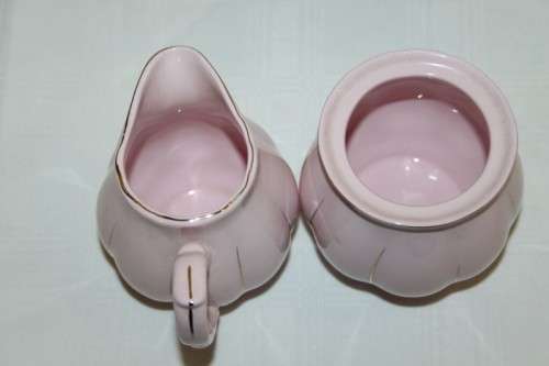A beautiful Maxwell & Williams "Blush" tea serving set incl. Teapot, mug. milk, sugar & platter