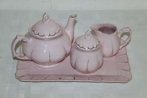 A beautiful Maxwell & Williams "Blush" tea serving set incl. Teapot, mug. milk, sugar & platter
