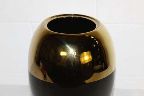 A superb X-large "Kremlin" Gold and black ceramic lidded urn vase in excellent condition