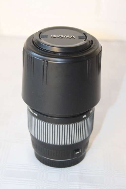 Very versatile Sigma 70-300mm 1:4-5.6 APO macro lens in very good condition - RS17Sale