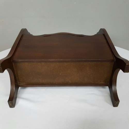 A gorgeous (Large) vintage solidly made magazine stand/ rack with a carry handle in lovely condition