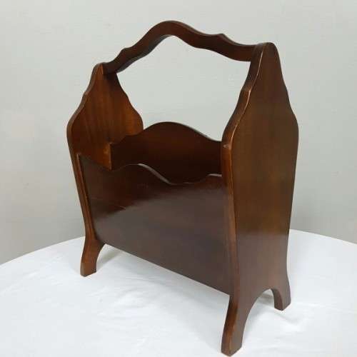 A gorgeous (Large) vintage solidly made magazine stand/ rack with a carry handle in lovely condition