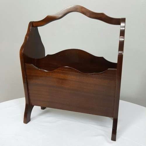 A gorgeous (Large) vintage solidly made magazine stand/ rack with a carry handle in lovely condition