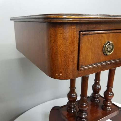A spectacular vintage "Duncan Phyfe" inspired mahogany console/ hallway table with a single drawer