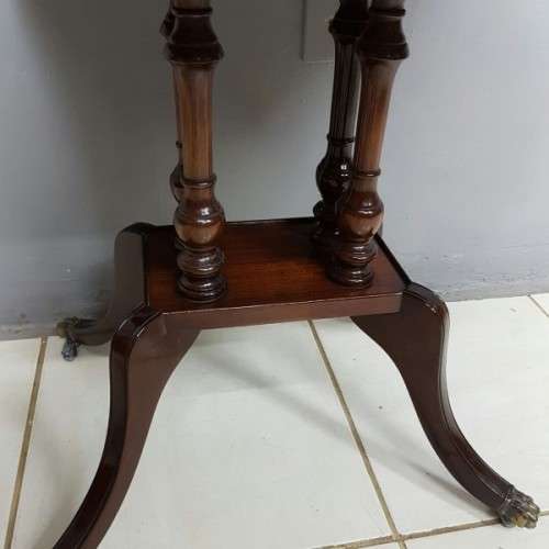 A spectacular vintage "Duncan Phyfe" inspired mahogany console/ hallway table with a single drawer