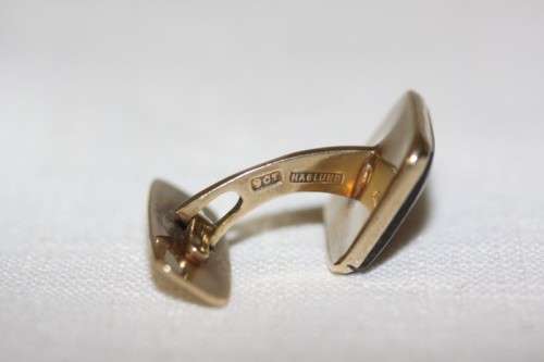A stunning pair of 9ct yellow gold gents "whale-back" cuff-links w/ beautiful deep tigers eye stones