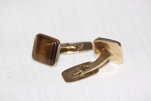 A stunning pair of 9ct yellow gold gents "whale-back" cuff-links w/ beautiful deep tigers eye stones