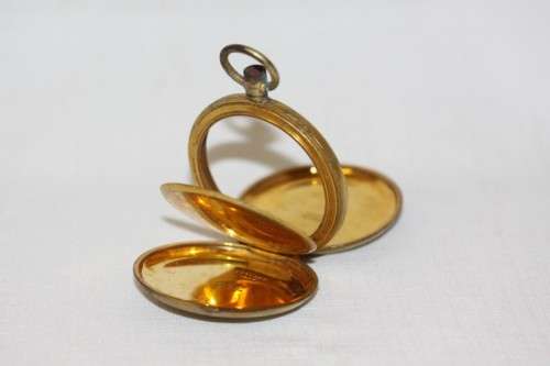 A beautiful collection of assorted vintage & antique mechanical pocket watches for spares/ repairs